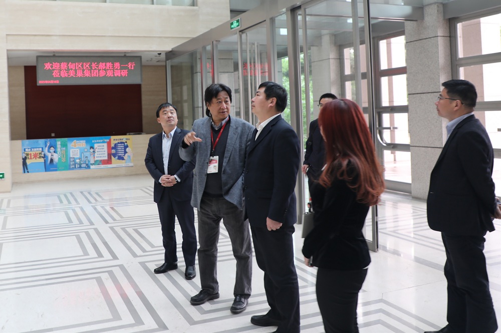 武汉市蔡甸区区长郝胜勇莅临凯发·k8国际(中国)首页登录
参观调研